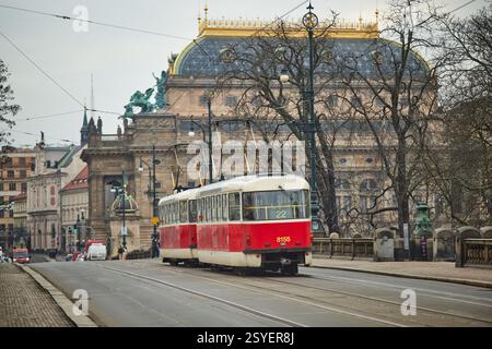 Prague, capitale de la République tchèque, pont de la Légion, tram Tatra T3 route 22 en direction de la ville en passant par le Théâtre National Banque D'Images