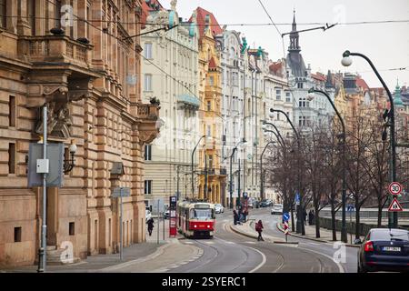 Prague, capitale de la République tchèque, Masarykovo nábř et un tram Tatra T3R.PLF route 17 dans une scène de rue typique Banque D'Images