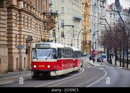 Prague, capitale de la République tchèque, Masarykovo nábř et un tram Tatra T3R.PLF route 17 dans une scène de rue typique Banque D'Images