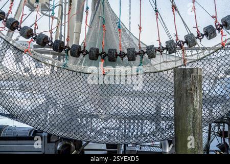 Le village de pêcheurs de Greetsiel, port de pêche historique, avec la plus grande flotte de pêche à la crevette en Frise orientale, filets de pêche, filets de pêche, Winte Banque D'Images