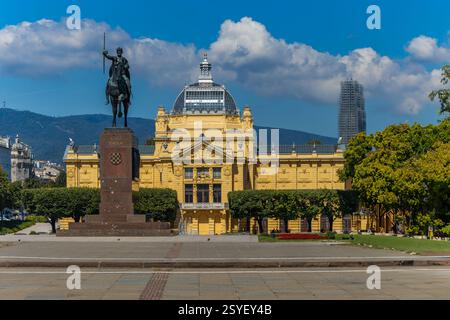 Monument du roi de Croatie Tomislav et pavillon d'art dans le parc coloré, à Zagreb, capitale de la Croatie. Banque D'Images