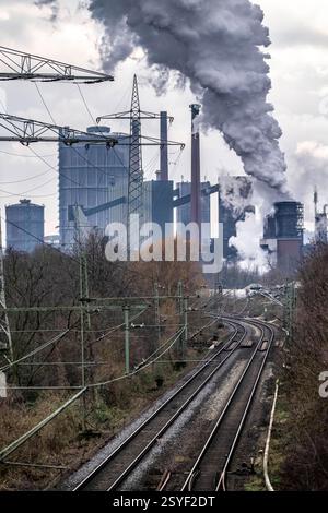 Kokerei Prosper, betrieben vom Stahlkonzern ArcelorMittal,146 Koksöfen mit einer Tagesleistung von 5500 Tonnen Koks, Löschwolke, Eisenbahnstrecke für Güterverkehr, Bottrop, NRW, Deutschland, Kokerei Prosper *** cokerie Prosper, exploitée par le groupe sidérurgique ArcelorMittal, 146 fours à coke avec une production quotidienne de 5500 tonnes de coke, nuage extincteur, ligne de chemin de fer pour le transport de marchandises, Bottrop, NRW, Allemagne, cokerie Prosper Banque D'Images