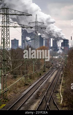 Kokerei Prosper, betrieben vom Stahlkonzern ArcelorMittal,146 Koksöfen mit einer Tagesleistung von 5500 Tonnen Koks, Löschwolke, Eisenbahnstrecke für Güterverkehr, Bottrop, NRW, Deutschland, Kokerei Prosper *** cokerie Prosper, exploitée par le groupe sidérurgique ArcelorMittal, 146 fours à coke avec une production quotidienne de 5500 tonnes de coke, nuage extincteur, ligne de chemin de fer pour le transport de marchandises, Bottrop, NRW, Allemagne, cokerie Prosper Banque D'Images