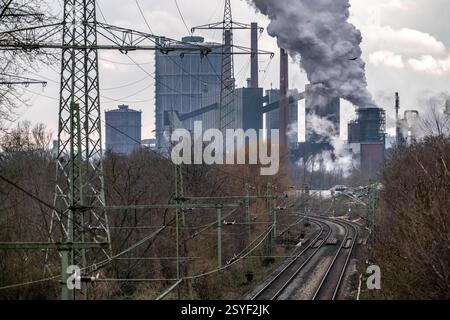 Kokerei Prosper, betrieben vom Stahlkonzern ArcelorMittal,146 Koksöfen mit einer Tagesleistung von 5500 Tonnen Koks, Löschwolke, Eisenbahnstrecke für Güterverkehr, Bottrop, NRW, Deutschland, Kokerei Prosper *** cokerie Prosper, exploitée par le groupe sidérurgique ArcelorMittal, 146 fours à coke avec une production quotidienne de 5500 tonnes de coke, nuage extincteur, ligne de chemin de fer pour le transport de marchandises, Bottrop, NRW, Allemagne, cokerie Prosper Banque D'Images