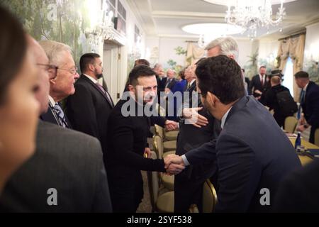 Washington, États-Unis. 28 février 2025. Le président ukrainien Volodymyr Zelenskyy, à gauche, salue U. S sénateurs suite à une réunion bipartisane au Capitole, le 28 février 2025 à Washington, DC crédit : Pool photo/Bureau de presse présidentiel ukrainien/Alamy Live News Banque D'Images