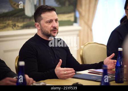 Washington, États-Unis. 28 février 2025. Le président ukrainien Volodymyr Zelenskyy, remarque lors d'une réunion bipartisane avec U. S sénateurs sur la colline du Capitole, le 28 février 2025 à Washington, DC crédit : Pool photo/Bureau de presse présidentiel ukrainien/Alamy Live News Banque D'Images