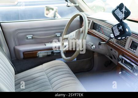Iserlohn Gruermannscheide, NRW, Allemagne. 13 juillet 2024. L'intérieur d'une Ford Crown Victoria vintage lors d'une exposition de voitures classiques en été. Banque D'Images