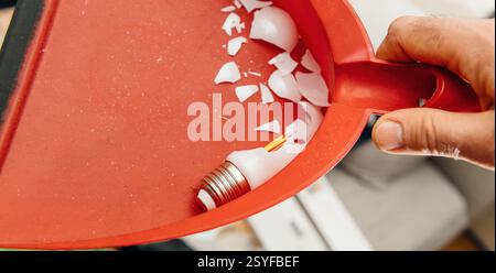 Un gros plan d'un appareil électronique noir montre des étiquettes d'avertissement indiquant le risque d'électrocution et la classification laser, avec texte blanc, symboles, a Banque D'Images