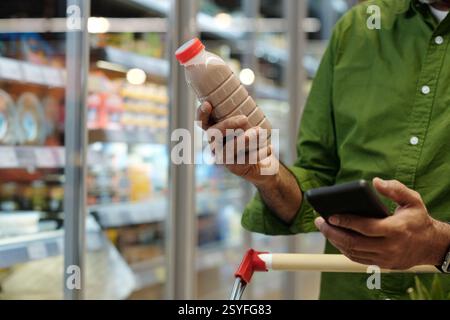 Homme lisant des ingrédients Banque D'Images