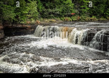 Un magnifique paysage d'automne avec les Lower Falls au Tahquamenon Falls State Park dans la Upper Peninsula du Michigan. Banque D'Images