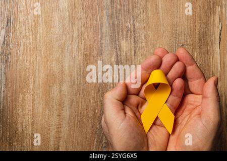 Un Ruban Jaune, Symbole D'un Cancer Des Os With Copy Space Photo Stock - Foto 12