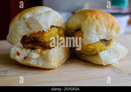 Gros plan de la célèbre Street Food indienne Vada Pav également connu sous le nom de Vada Paav, Wada Pav ou Wada Pao est un plat végétarien de restauration rapide du Maharashtra. Banque D'Images