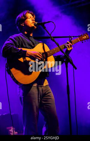 Milan Italie. 27 février 2025. L'auteur-compositeur-interprète américain ALEX LAMBERT se produit en direct au Circolo Magnolia ouvrant le spectacle de Lawrence. Banque D'Images
