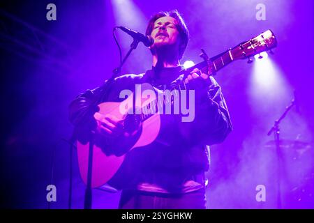 Milan Italie. 27 février 2025. L'auteur-compositeur-interprète américain ALEX LAMBERT se produit en direct au Circolo Magnolia ouvrant le spectacle de Lawrence. Banque D'Images