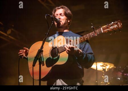 Milan Italie. 27 février 2025. L'auteur-compositeur-interprète américain ALEX LAMBERT se produit en direct au Circolo Magnolia ouvrant le spectacle de Lawrence. Banque D'Images