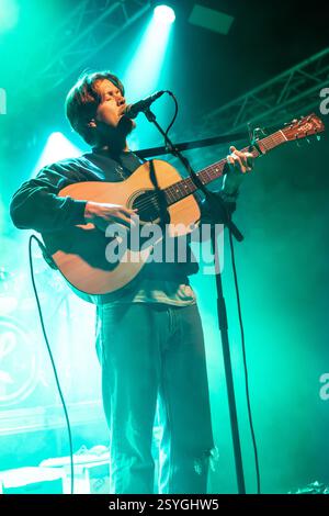 Milan Italie. 27 février 2025. L'auteur-compositeur-interprète américain ALEX LAMBERT se produit en direct au Circolo Magnolia ouvrant le spectacle de Lawrence. Banque D'Images