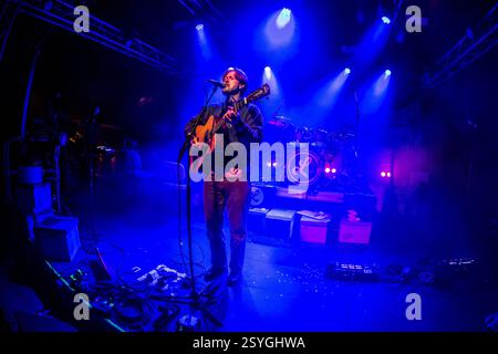 Milan Italie. 27 février 2025. L'auteur-compositeur-interprète américain ALEX LAMBERT se produit en direct au Circolo Magnolia ouvrant le spectacle de Lawrence. Banque D'Images