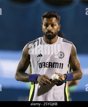 Dubaï, Émirats arabes Unis. 1er mars 2025. Cricket : ICC Champions Trophy 2025 : Dubaï . INDE vs Nouvelle-Zélande . Joueurs indiens en pratique à l'Académie ICC. En action : Hardik Pandya (crédit image : © Seshadri Sukumar/ZUMA Press Wire) USAGE ÉDITORIAL SEULEMENT! Non destiné à UN USAGE commercial ! Banque D'Images