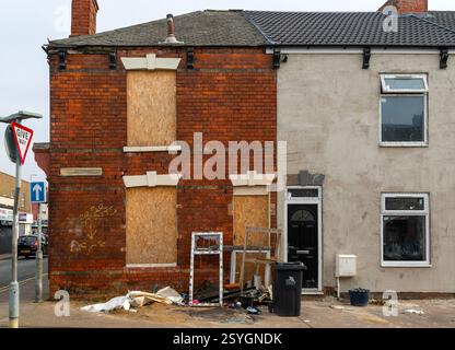 Maison abandonnée vide à côté de la maison rénovée, Willingham Terrace, Grimsby, North East Lincolnshire, Angleterre, ROYAUME-UNI Banque D'Images