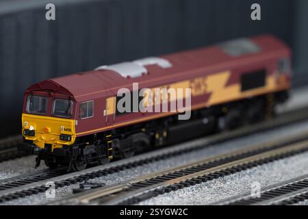 Locomotive diesel de classe 66 avec livrée EWS, modèle à l'échelle 00 Banque D'Images