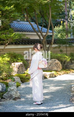 Femme portant du kimono à Kyoto, Japon. Fond traditionnel japonais. Banque D'Images