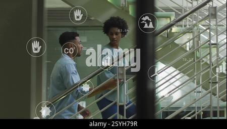 Image des icônes de traitement des données et d'écologie au-dessus du bureau Banque D'Images