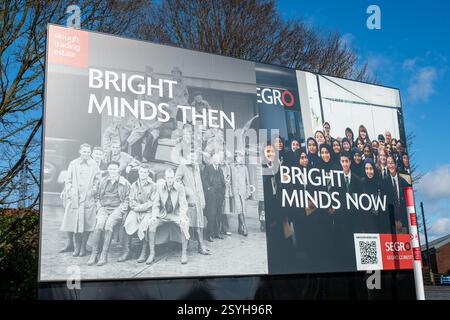 Slough, Royaume-Uni. 25 février 2025. À Slough, Berkshire. Une bannière SEGRO sur Slough Trading Estate alors et maintenant. Crédit : Maureen McLean/Alamy Banque D'Images