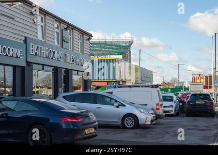 Slough, Royaume-Uni. 25 février 2025. À Slough, Berkshire. Un magasin salles de bains, carrelage et cuisine à Slough. Crédit : Maureen McLean/Alamy Banque D'Images