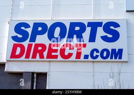Slough, Royaume-Uni. 25 février 2025. À Slough, Berkshire. Un magasin Sports Direct. Crédit : Maureen McLean/Alamy Banque D'Images