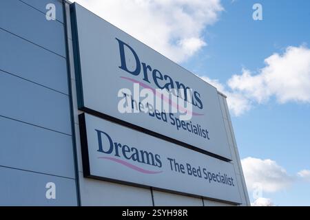 Slough, Royaume-Uni. 25 février 2025. À Slough, Berkshire. Une boutique de lits Dreams. Crédit : Maureen McLean/Alamy Banque D'Images