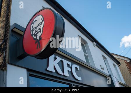 Slough, Royaume-Uni. 25 février 2025. À Slough, Berkshire. Un restaurant de poulet KFC à Slough. Crédit : Maureen McLean/Alamy Banque D'Images
