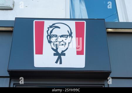 Slough, Royaume-Uni. 25 février 2025. À Slough, Berkshire. Un restaurant de poulet KFC à Slough. Crédit : Maureen McLean/Alamy Banque D'Images