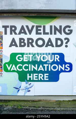 Slough, Royaume-Uni. 25 février 2025. À Slough, Berkshire. Un voyage à l'étranger, obtenez vos vaccinations ici signe à Slough. Crédit : Maureen McLean/Alamy Banque D'Images