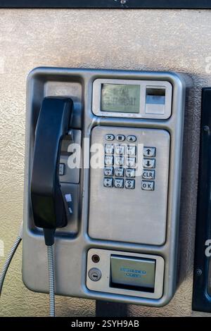 Slough, Royaume-Uni. 25 février 2025. À Slough, Berkshire. Un téléphone public BT à Slough. Crédit : Maureen McLean/Alamy Banque D'Images