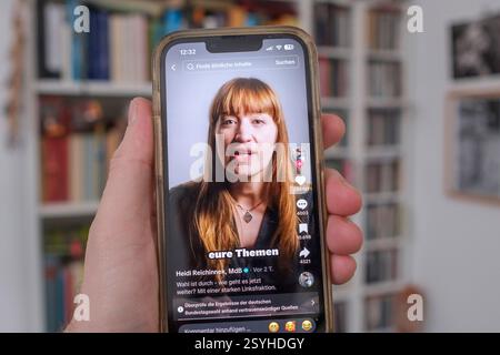 Hand mit einem Mobiltelefon auf dem der Tik Tok account von Heidi Reichinnek zu sehen ist. Seit Februar 2025 ist Reichinnek kommissarische Vorsitzende Banque D'Images
