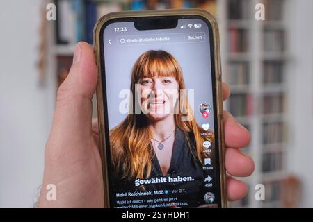 Hand mit einem Mobiltelefon auf dem der Tik Tok account von Heidi Reichinnek zu sehen ist. Seit Februar 2025 ist Reichinnek kommissarische Vorsitzende Banque D'Images