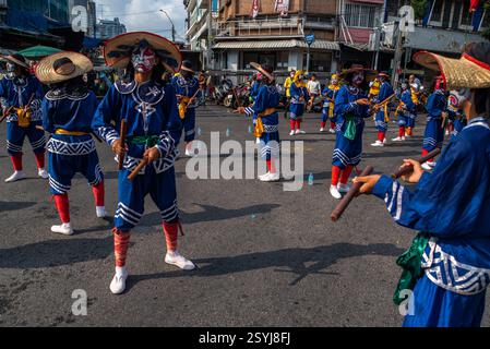 Bangkok, Thaïlande. 01 mars 2025. Des danseurs ont vu jouer la danse traditionnelle de Yingge dans Chinatown. La danse Yingge ou Engkor est une forme de danse folklorique chinoise populaire à Teochew, une région de l'est du Guangdong, en Chine. La danse du Yinnge combine arts martiaux, dramatique, danse et est l'une des formes les plus représentatives d'arts folkloriques dans la région de Teochew. Crédit : SOPA images Limited/Alamy Live News Banque D'Images