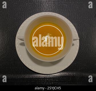 Exposition d'une soupe traditionnelle de courge japonaise Kabocha maison au Steakhouse 'Minami' au 10ème étage du Swissôtel Nankai Osaka au Japon. Banque D'Images