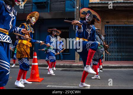 Bangkok, Thaïlande. 01 mars 2025. Des danseurs ont vu jouer la danse traditionnelle de Yingge dans Chinatown. La danse Yingge ou Engkor est une forme de danse folklorique chinoise populaire à Teochew, une région de l'est du Guangdong, en Chine. La danse du Yinnge combine arts martiaux, dramatique, danse et est l'une des formes les plus représentatives d'arts folkloriques dans la région de Teochew. (Photo de Peerapon Boonyakiat/SOPA images/SIPA USA) crédit : SIPA USA/Alamy Live News Banque D'Images