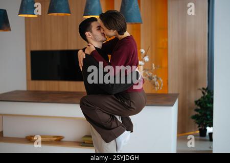 Couple partage une étreinte romantique dans un intérieur de maison moderne confortable Banque D'Images