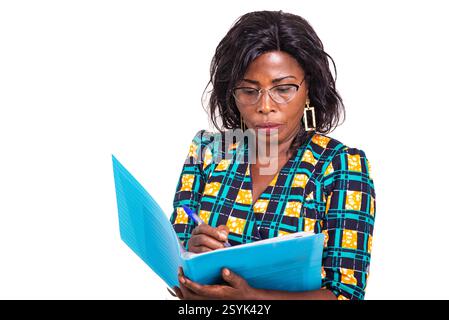 belle femme d'affaires adulte écrivant des notes dans le dossier. Banque D'Images