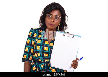 belle femme d'affaires adulte debout tenant un presse-papiers. Banque D'Images