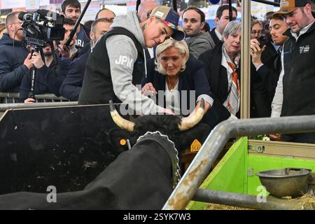 Paris, France. 01 mars 2025. Visite de la Présidente du groupe RN (Rallye National) à l'Assemblée nationale, Marine le Pen au salon de l'Agriculture 2025, porte de Versailles, Paris, le 27 février 2025. - 01/03/2025 - France/Ile-de-France (région)/Paris - julien mattia/Agence crédit : LE PICTORIUM/Alamy Live News Banque D'Images