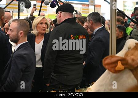 Paris, France. 01 mars 2025. Visite de la Présidente du groupe RN (Rallye National) à l'Assemblée nationale, Marine le Pen au salon de l'Agriculture 2025, porte de Versailles, Paris, le 27 février 2025. - 01/03/2025 - France/Ile-de-France (région)/Paris - julien mattia/Agence crédit : LE PICTORIUM/Alamy Live News Banque D'Images