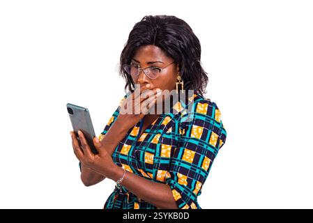 belle femme d'affaires adulte portant des lunettes optiques étonné avec la main sur la bouche à l'aide d'un téléphone portable. Banque D'Images