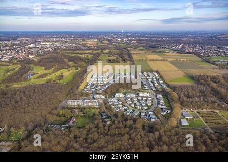 Luftbild, Neubaugebiet am Buerschen Waldbogen, Zur Marienkapelle, halbkreisförmige Wohnsiedlung, Fernsicht und blauer Himmel, Resse, Gelsenkirchen, Ruhrgebiet, Rhénanie-du-Nord-Westphalie, Deutschland ACHTUNGxMINDESTHONORARx60xEURO *** vue aérienne, nouvelle zone de développement Am Buerschen Waldbogen, Zur Marienkapelle, logement semi-circulaire, vue lointaine et ciel bleu, Resse, Gelsenkirchen, région de la Ruhr, Rhénanie-du-Nord-Westphalie, Allemagne ATTENTIONxMINDESTHONORARx60xEURO Banque D'Images
