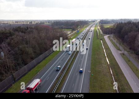 Veghel, pays-Bas. 28 février 2025. VEGHEL, PAYS-BAS - FÉVRIER 28 : (NOTE DE LA RÉDACTION : une image a été prise à l'aide d'un drone) vue aérienne générale d'une autoroute le 28 février 2025 à Veghel, pays-Bas. (Photo de Joris Verwijst/Orange Pictures) crédit : Orange pics BV/Alamy Live News Banque D'Images