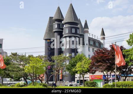 Ville de Gongju, Corée du Sud - 27 mai 2021 : un hôtel sur le thème du château avec des flèches imposantes et une façade sombre se dresse près du centre-ville de Gongju, mêlant whimsica Banque D'Images