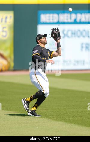Bradenton, FL : Pittsburgh Pirates Outfield Tommy Pham (28 ans) attrape une boule de mouche de la batte de l'outfield des Rays de Tampa Bay Josh Lowe (15 ans) lors d'un match d'entraînement de printemps de la MLB le vendredi 28 février 2025 au LECOM Park. Les Pirates ont battu les rayons 3-2. (Kim Hukari/image du sport) Banque D'Images