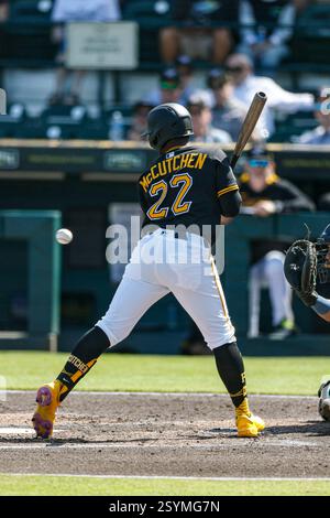 Bradenton, FL : Andrew McCutchen (22 ans), outfielder des Pirates de Pittsburgh, est touché par un terrain lors d'un match d'entraînement de printemps de la MLB contre les Rays de Tampa Bay le vendredi 28 février 2025 au LECOM Park. Les Pirates ont battu les rayons 3-2. (Kim Hukari/image du sport) Banque D'Images
